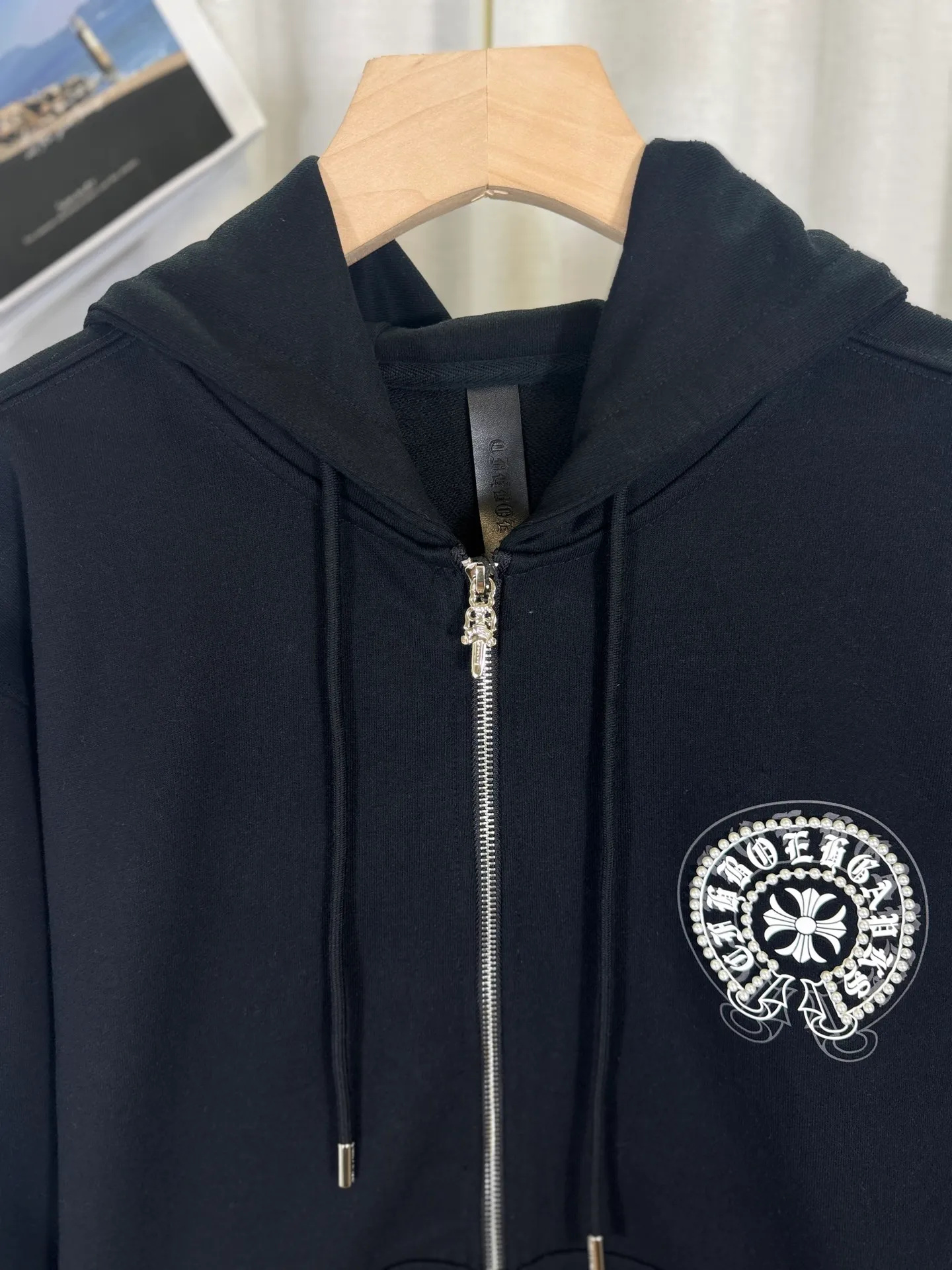 P350 top version, real shot without P, ​​different from market currency) 𝗖𝗵𝗿𝗼𝗺𝗲 𝗛𝗲𝗮𝗿𝘁𝘀/Cro Heart 2025 Compass Pearl Embroidery Autumn and Winter New Original Single Counter American Laser Burnt 3D Three-dimensional Appliqué Pearl Couple Casual Cardigan Sweatshirt 👑The highest version! Customized fabric 480g tripe terry fabric! American acid-washed and distressed original fabric, laser burning + patch embroidery, exquisite embroidery of letters! The best-selling model in the counter, very comfortable to wear. Accessories: original molded and authenticated collar label➕100% silk wash label. Genuine purchase-grade original hangtag➕matching hanging rope➕3D hanging beads➕original packaging bag. Craftsmanship: The original version has consistent wiring! The highest version of the armhole matching technique! Color: Beige Black Size: S M L XL Style No.: 25-353